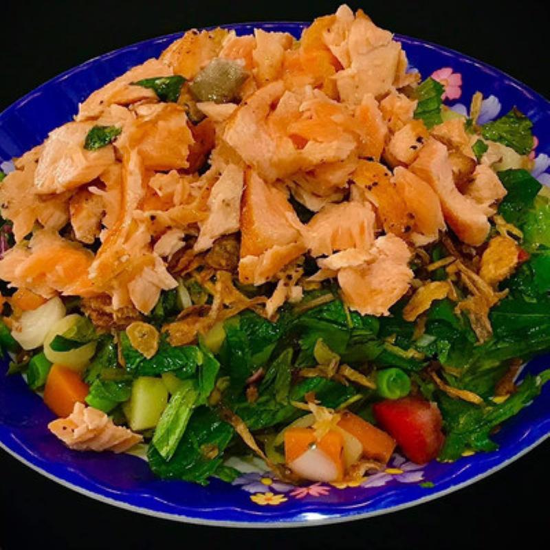 Biến tấu salad giảm cân ngon miệng hơn với cá hồi áp chảo và sốt mè rang
