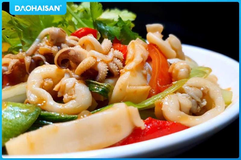 Các bước sơ chế mực và rau củ để chuẩn bị cho món mực xào thập cẩm đãi tiệc