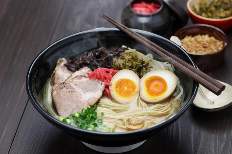 Miếng thịt hộp Hàn Quốc vàng ươm chiên giòn rụm, gợi nhớ về nguồn gốc và sự phổ biến của món ăn này