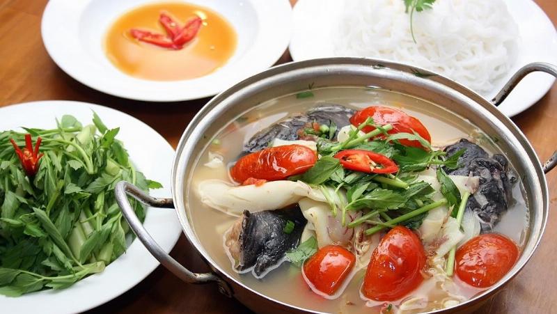 Hình ảnh món cá tầm nướng muối ớt đã hoàn thành, được bày biện hấp dẫn cùng rau sống, bún và nước chấm.