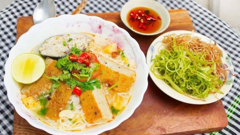 To bun ca Nha Trang day dan topping hap dan voi nuoc dung trong veo