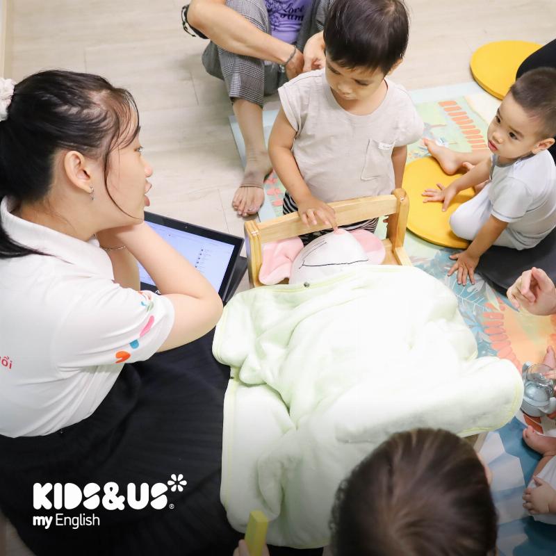 Trẻ em đang học tiếng Anh với nụ cười trên môi, thể hiện sự hứng thú và thoải mái.