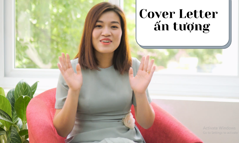 Một người đang viết thư xin việc cover letter bằng tiếng Anh trên máy tính