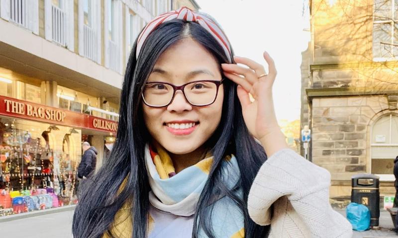 Ban tay dang viet loi chuc mung sinh nhat hay dip khac bang tieng Anh vao thiep